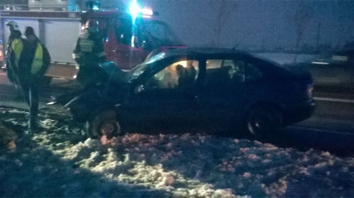 Kolejny wypadek na krajowej „22”. Rozpędzony samochód uderzył w drzewo Kolejny wypadek na krajowej „22”. Rozpędzony samochód uderzył w drzewo