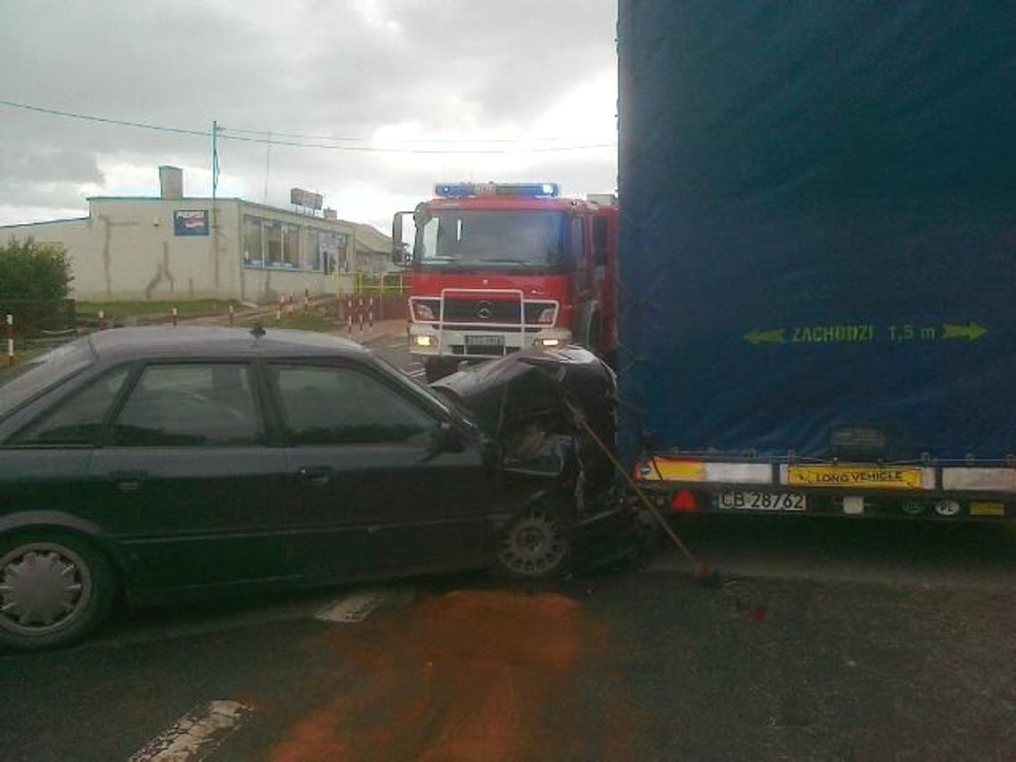 Kolizja drogowa w Szprudowie na "jedynce". Audi uderzyło w tył ciężarówki Kolizja drogowa w Szprudowie na "jedynce". Audi uderzyło w tył ciężarówki
