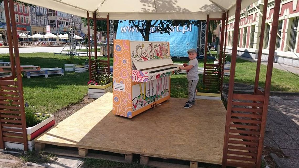 Kolorowe pianino stanęło na Rynku! Jak wam się podoba? Kolorowe pianino stanęło na Rynku! Jak wam się podoba?