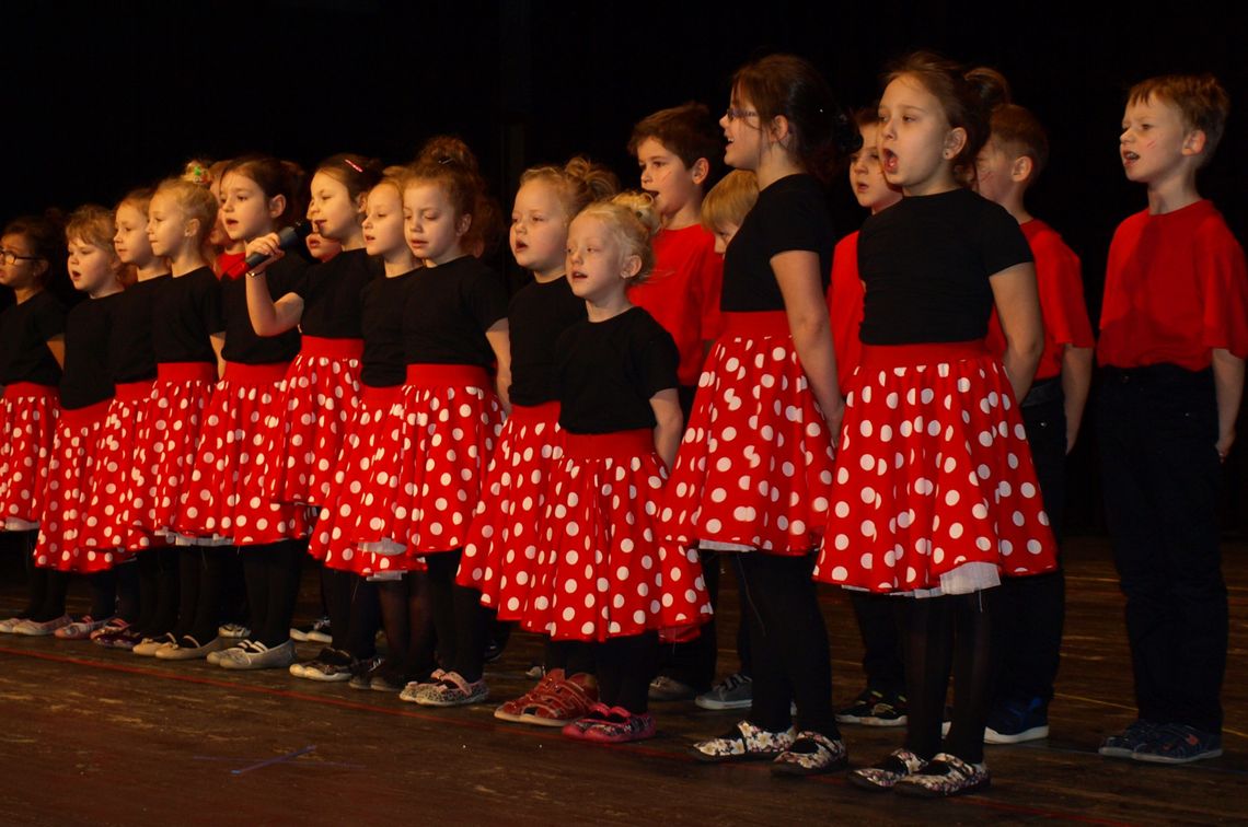Kolorowy występ z okazji Dnia Babci i Dziadka (ZDJĘCIA)