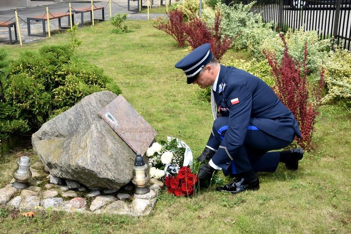 Komendant złożył kwiaty pod tablicami pomordowanych policjantów