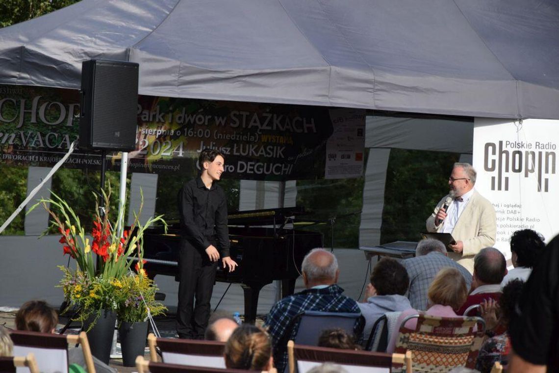 Koncert chopinowski u podnóża pałacu w Stążkach, aukcja charytatywna oraz wystawa poplenerowa