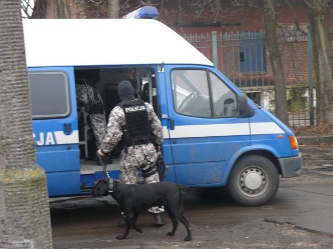 Koniec alarmu bombowego w Tczewie, pirotechnicy w akcji z walizką Koniec alarmu bombowego w Tczewie, pirotechnicy w akcji z walizką
