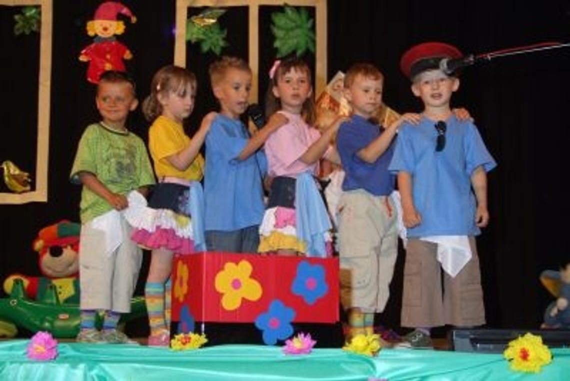 Konik na biegunach od posła i wielka maskotka od radnego Konik na biegunach od posła i wielka maskotka od radnego