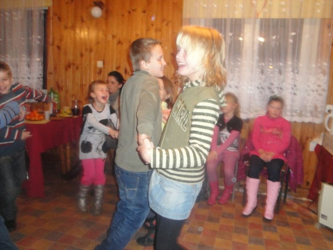 Konkursy, tańce i wróżby. Zabawa Andrzejkowa w Pomyjach Konkursy, tańce i wróżby. Zabawa Andrzejkowa w Pomyjach