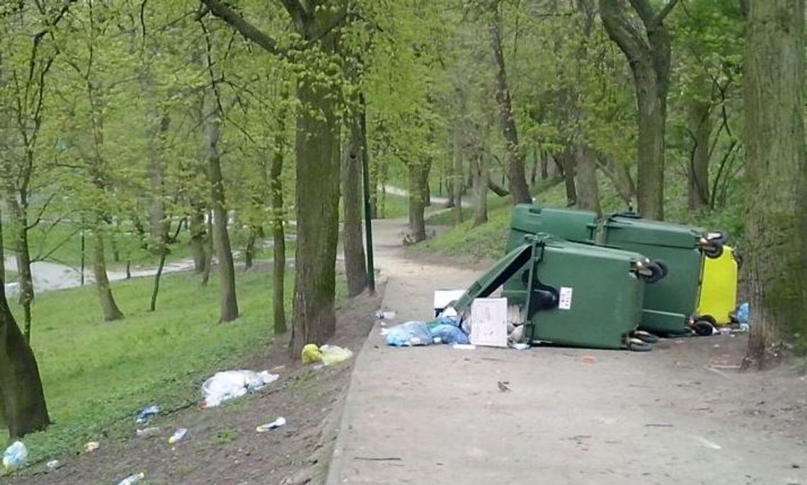 Kontenery lecą ze skarpy… Wandale znaleźli sobie nową zabawę!