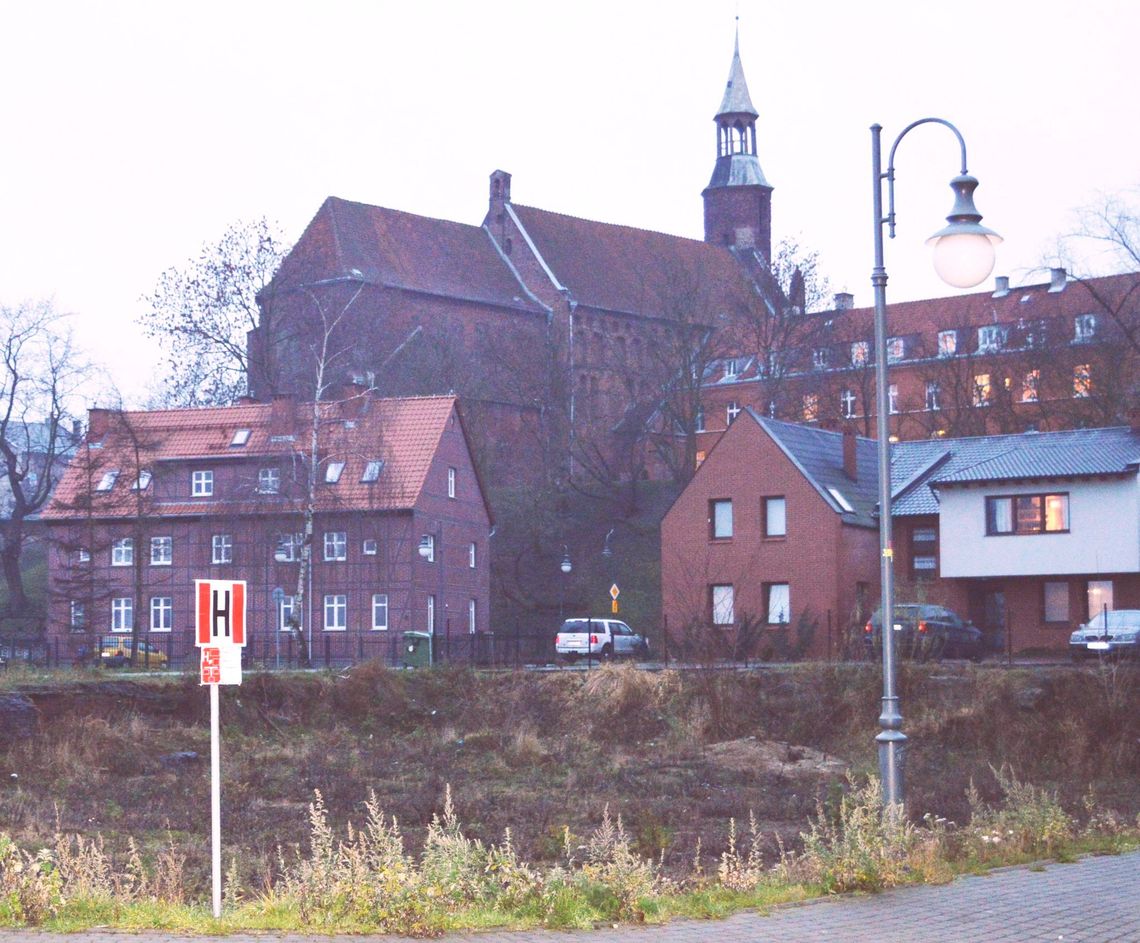 Kontrowersje. Na bulwarze powstaje restauracja i kamienica. Kontrowersje. Na bulwarze powstaje restauracja i kamienica.