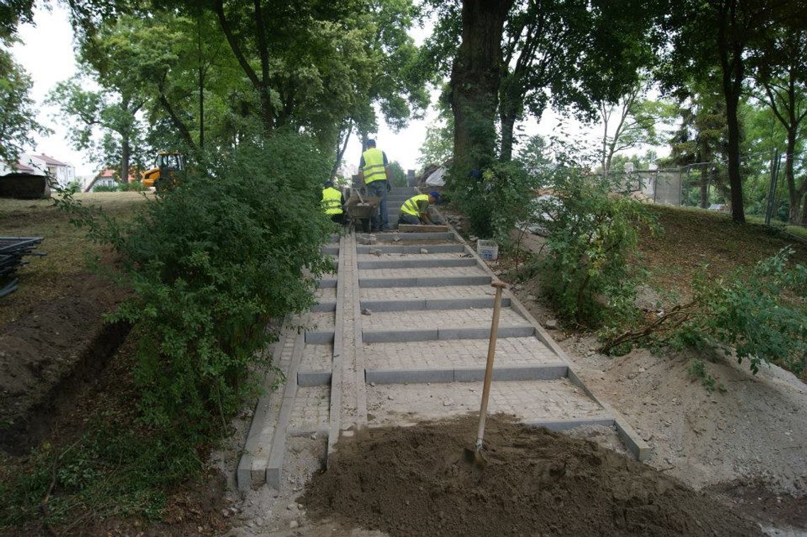Kontrowersyjny remont parku. Prace już ruszyły Kontrowersyjny remont parku. Prace już ruszyły