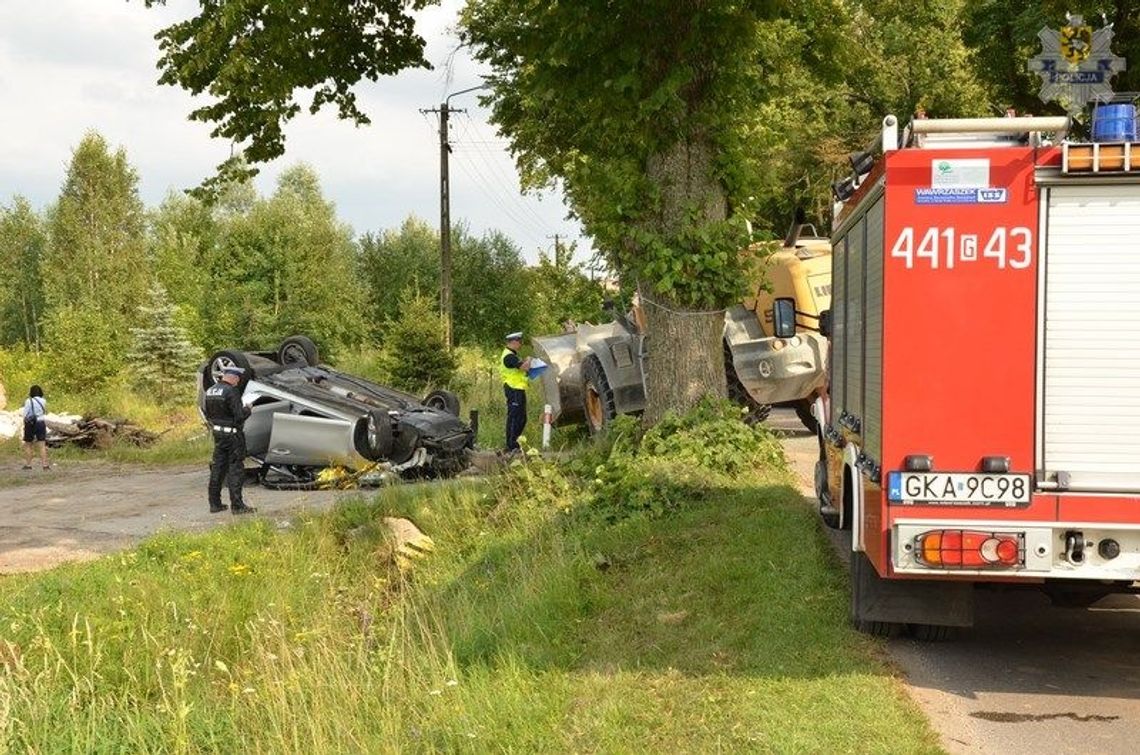 Koparka uderzyła w bok fiata - auto dachowało