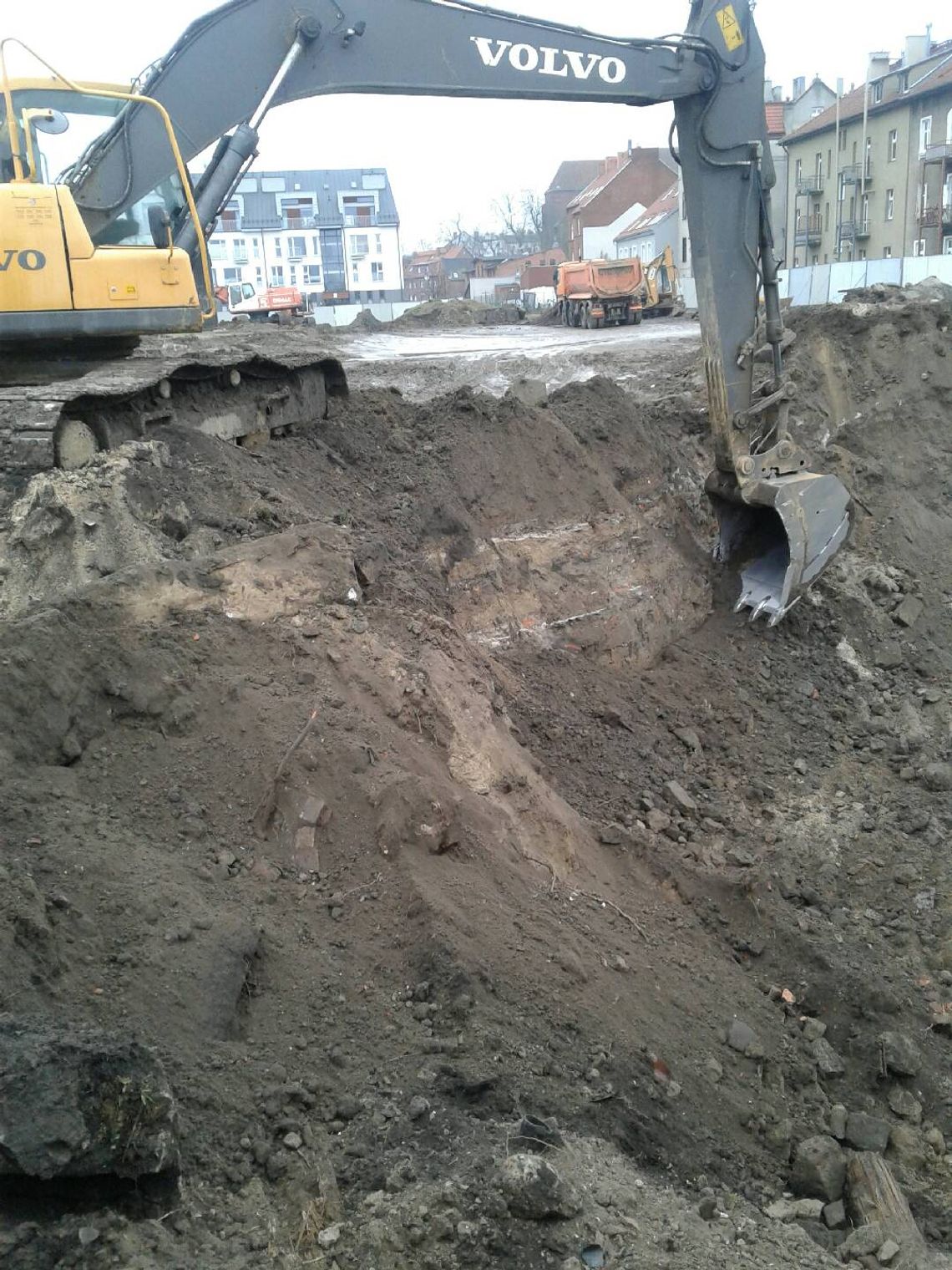 Koparka uszkodziła rurę z gazem przy ul. Zamkowej Koparka uszkodziła rurę z gazem przy ul. Zamkowej