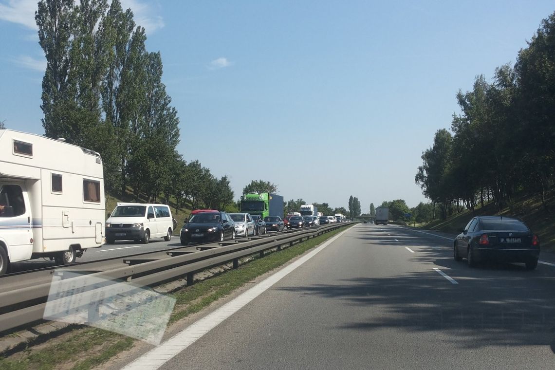 Korek na obowodnicy po wypadku samochodowym w Kowalach Korek na obowodnicy po wypadku samochodowym w Kowalach