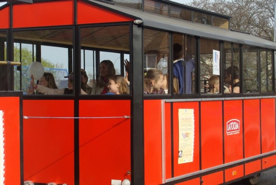 Korki (chwilowo) rozładowane. Zamiast tłumu oficjeli, dzieci z balonikami... Korki (chwilowo) rozładowane. Zamiast tłumu oficjeli, dzieci z balonikami...