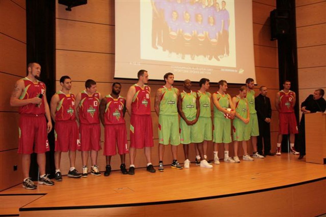 Koszykarze zielono-czerwoni a trenerzy na czarno Koszykarze zielono-czerwoni a trenerzy na czarno