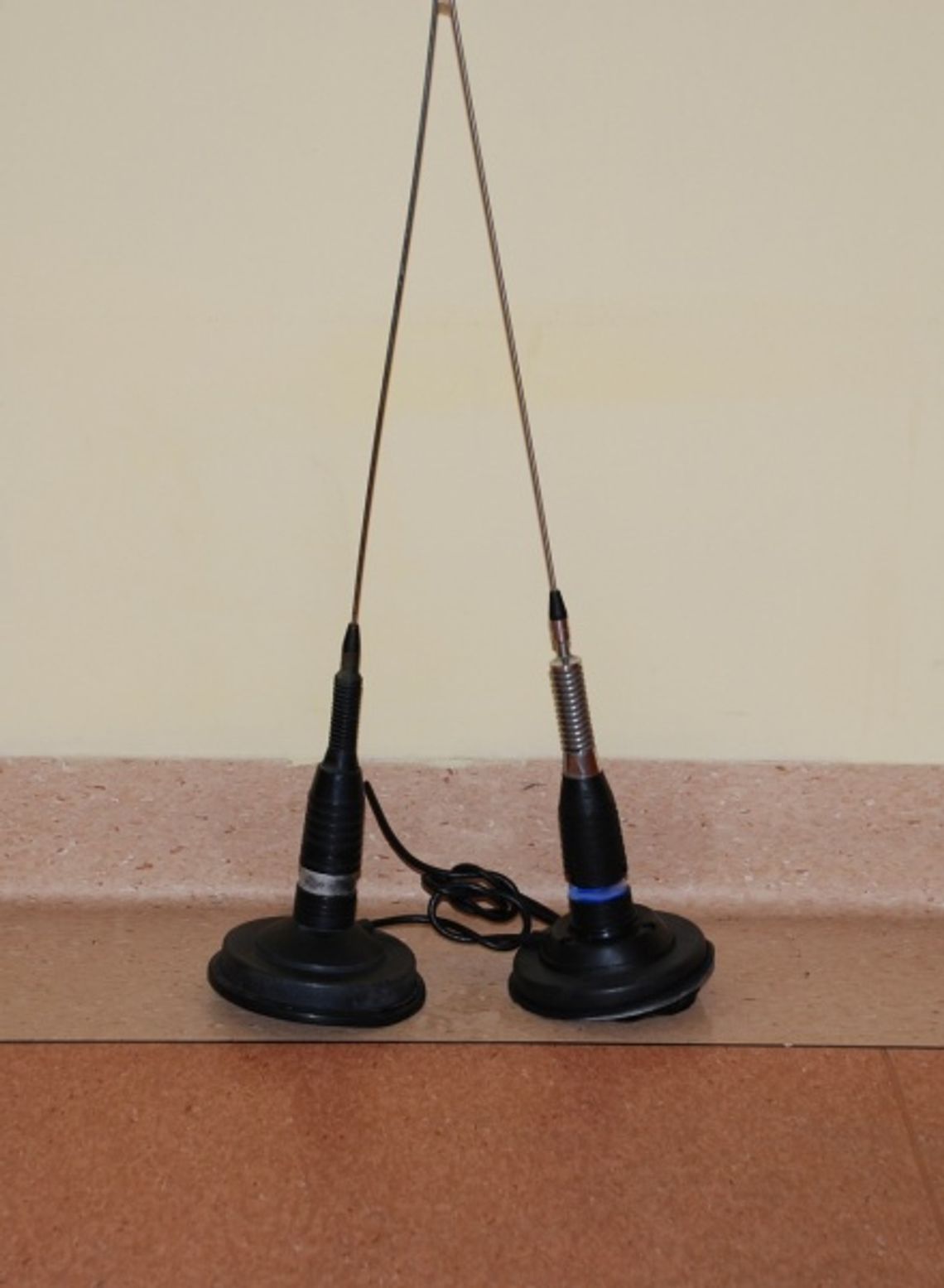 KRADLI ANTENY I ZOSTALI NAMIERZENI KRADLI ANTENY I ZOSTALI NAMIERZENI