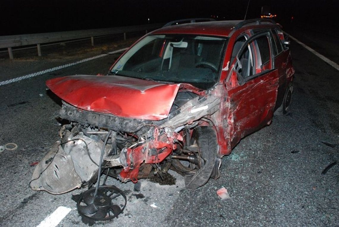 Kraksa ciężarówki z autami osobowymi. 2 osoby trafiły do szpitala