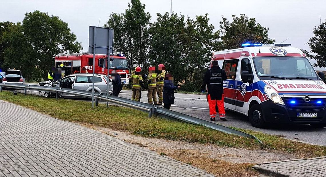 Kraksa dwóch samochodów osobowych. Ranne dwie osoby
