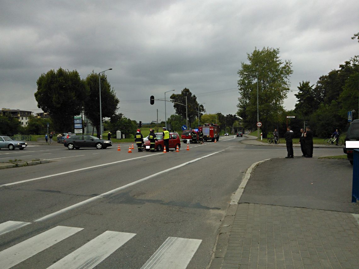 Kraksa na al. Solidarności i ul. Malinowskiej. Dwie osoby ranne