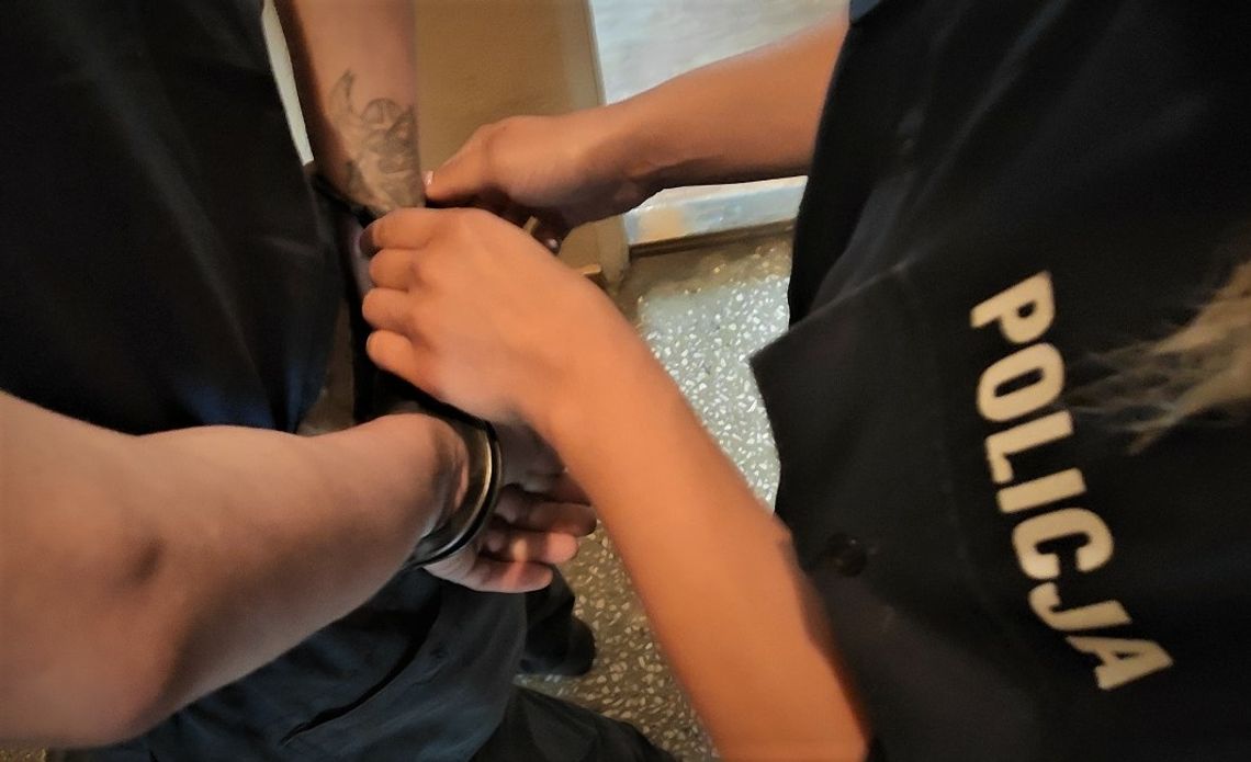 Krewki 37-latek kulą ortopedyczną wybił szybę w aucie!