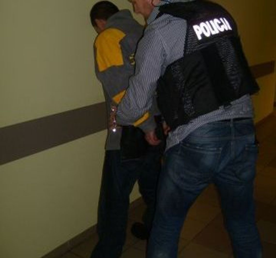 "Krewniacy" oszukali na 150 tys. zł. Złapani na "gorąco" "Krewniacy" oszukali na 150 tys. zł. Złapani na "gorąco"