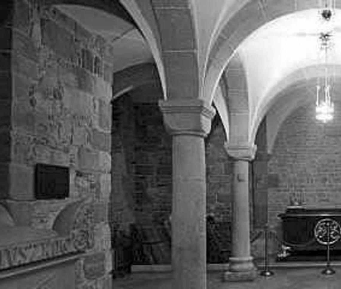 Krypta Katyńska na Wawelu - godne miejsce pamięci ofiar katastrofy i zamordowanych w Katyniu Krypta Katyńska na Wawelu - godne miejsce pamięci ofiar katastrofy i zamordowanych w Katyniu