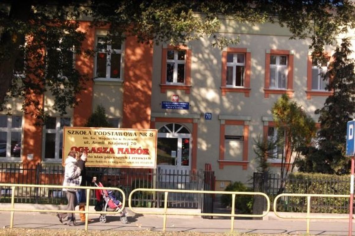 Kryzys na poletku pani minister Hall. Boją się zamknąć szkołę Kryzys na poletku pani minister Hall. Boją się zamknąć szkołę