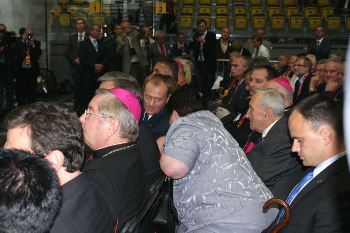 Krzywym okiem na honorowe obywatelstwo Krzywonos Krzywym okiem na honorowe obywatelstwo Krzywonos