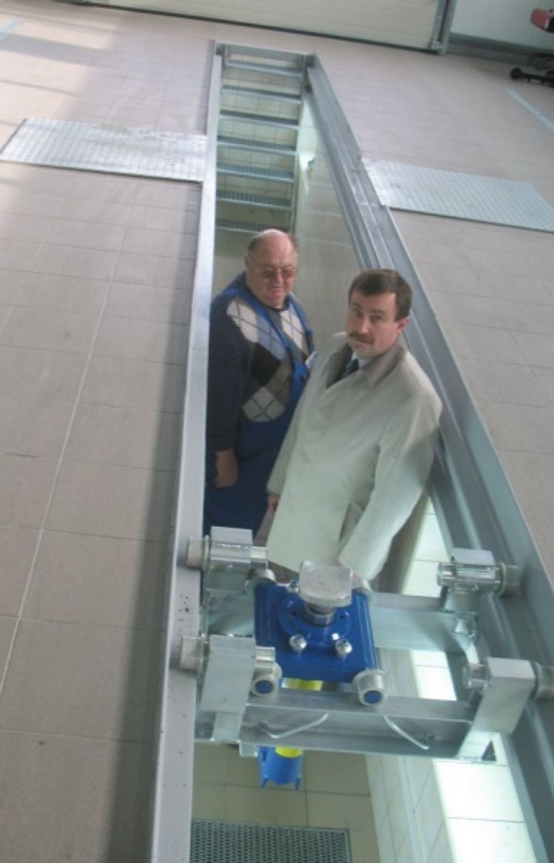 Ksiądz dziekan pierwszy zbada swoje auto... Ksiądz dziekan pierwszy zbada swoje auto...