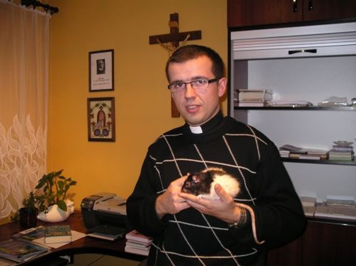 Ksiądz ze szczurkiem na smyczy Ksiądz ze szczurkiem na smyczy