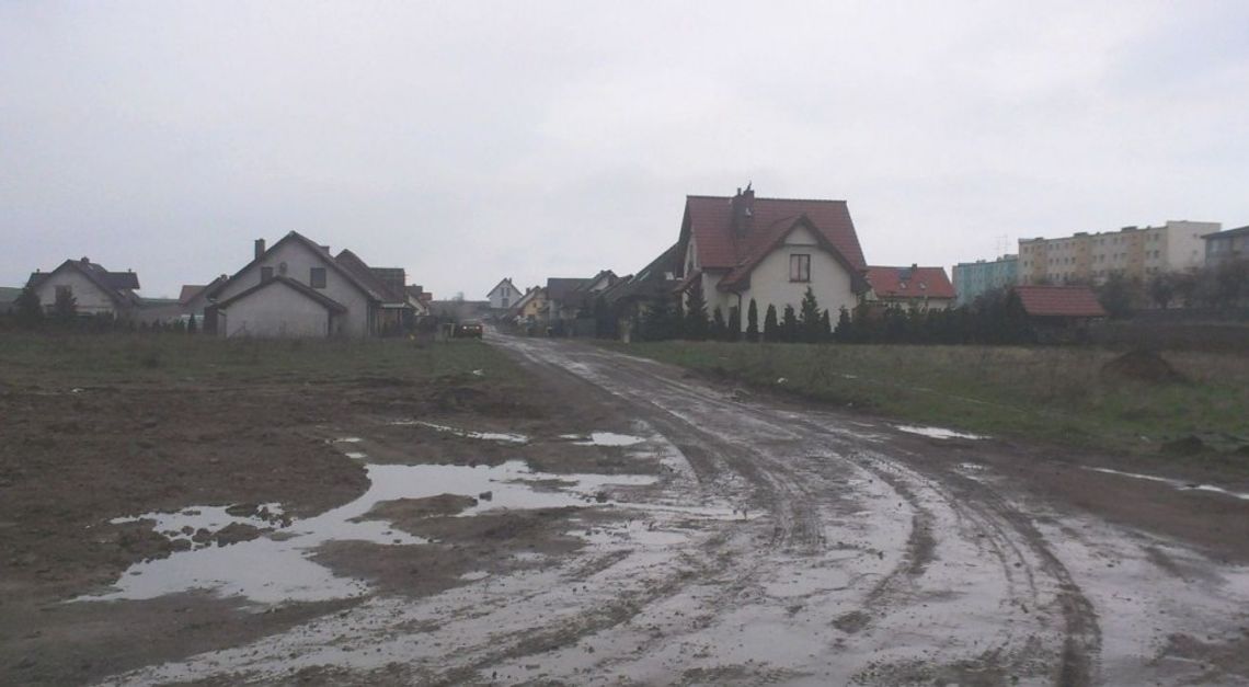 Kupili działki, pobudowali się, ale wody nie mają Kupili działki, pobudowali się, ale wody nie mają