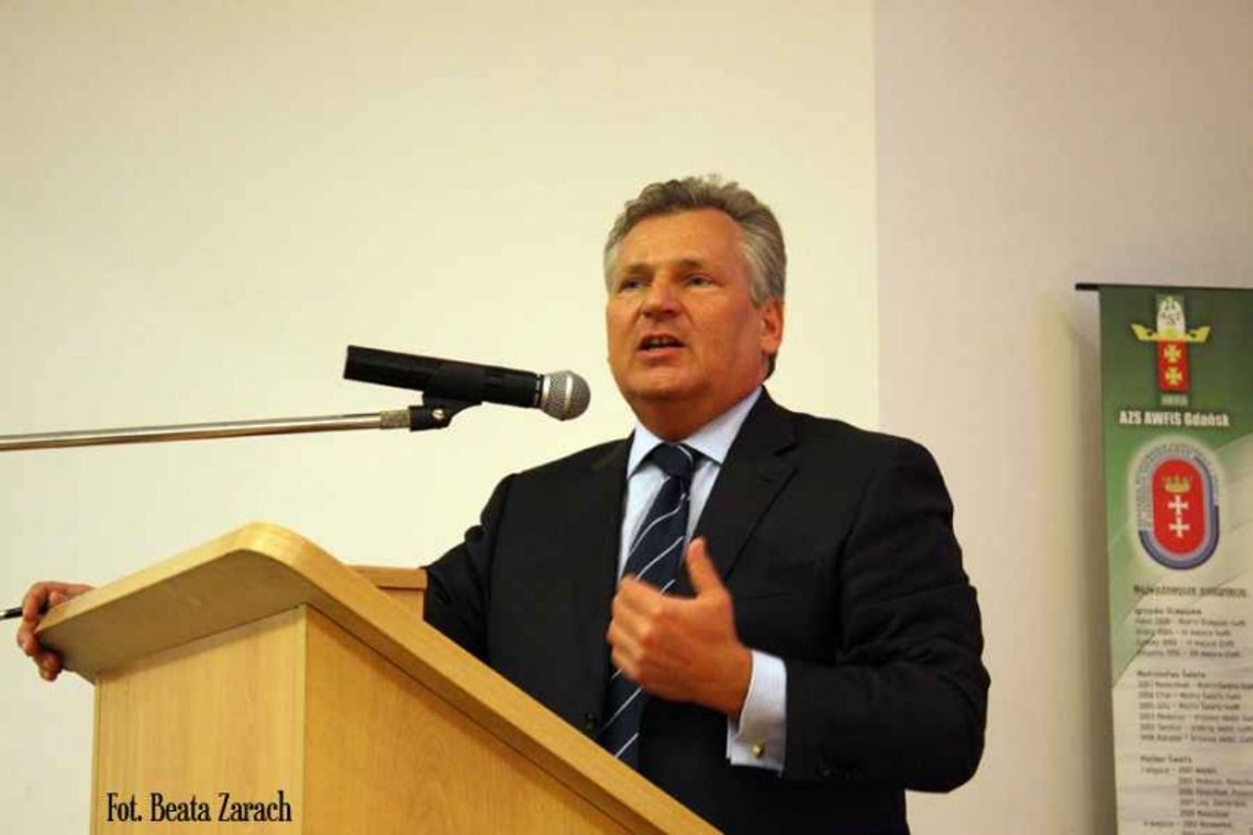 Kwaśniewski w kampanii lewicy do Euroraplamentu - kwiatek, pedałowanie i gratisowy wykład Kwaśniewski w kampanii lewicy do Euroraplamentu - kwiatek, pedałowanie i gratisowy wykład