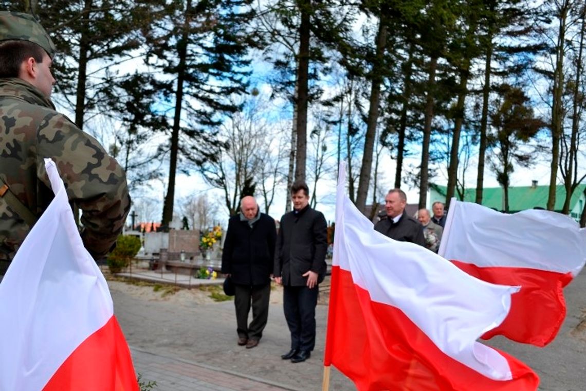 Kwiaty dla ofiar stalinizmu i katastrofy pod Smoleńskiem