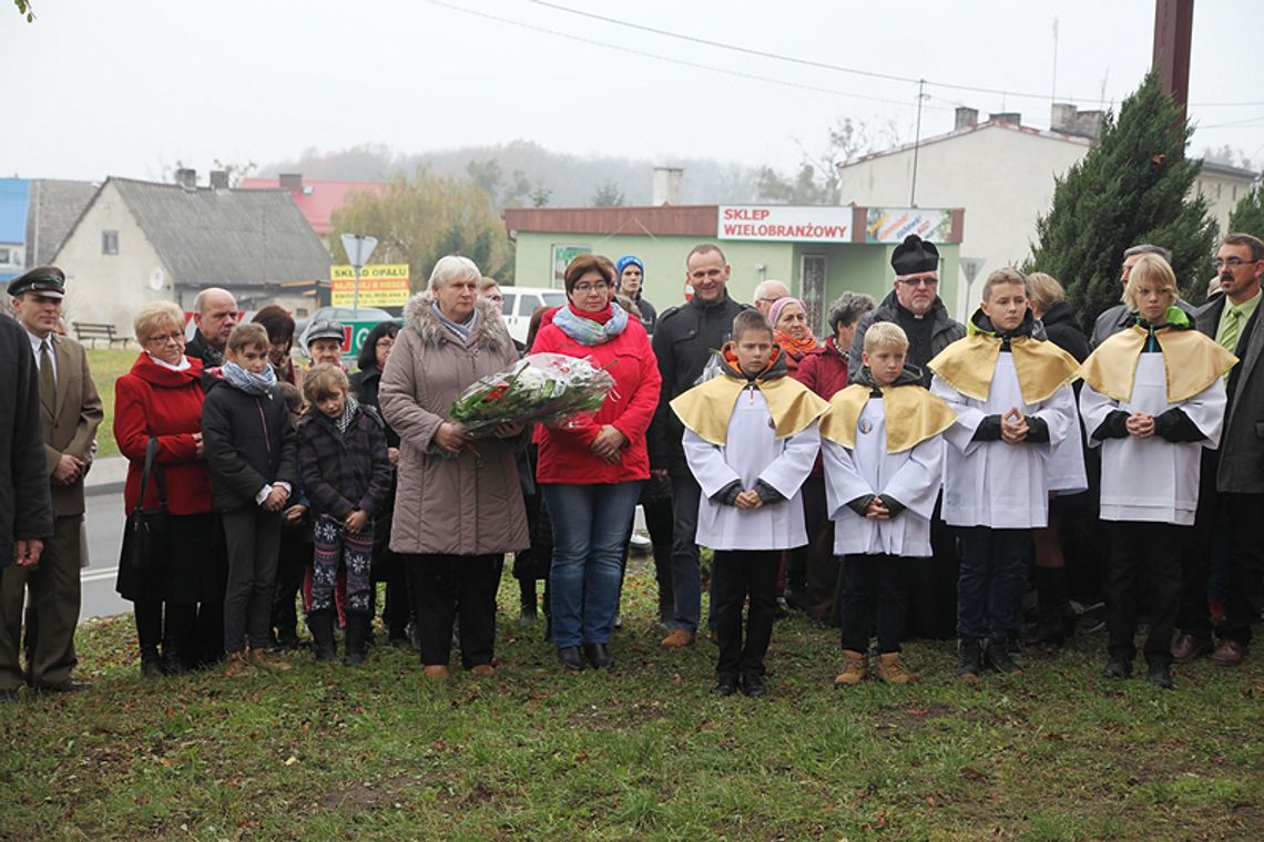 Kwiaty i znicze w rocznicę Niepodległości
