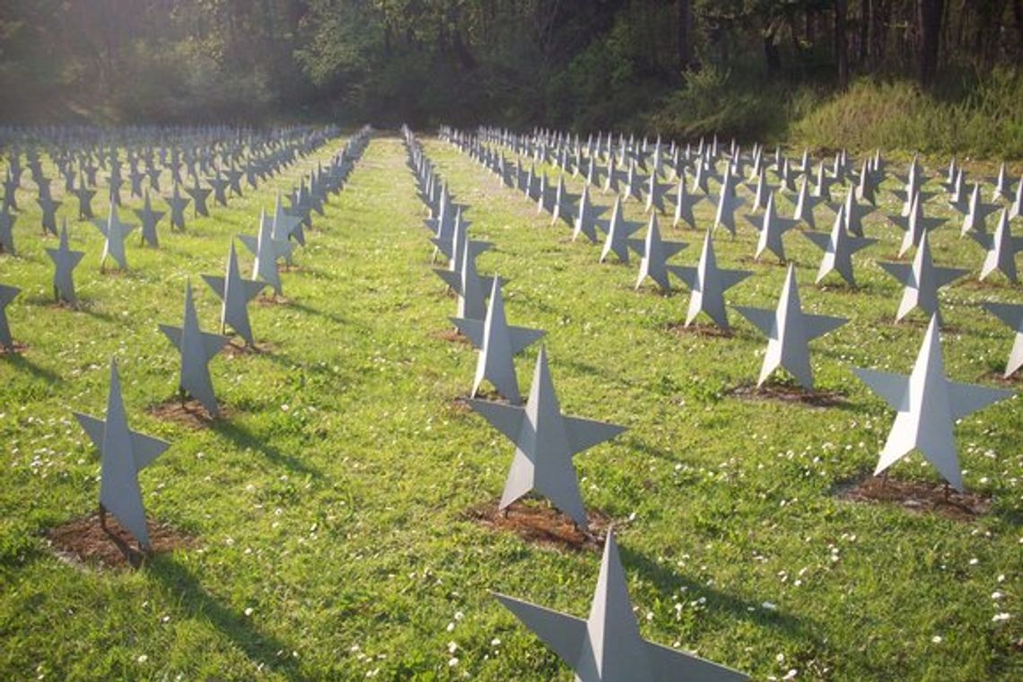 Kwiaty od władz Gdańska na Cmentarzu Wojennym Żołnierzy Radzieckich Kwiaty od władz Gdańska na Cmentarzu Wojennym Żołnierzy Radzieckich