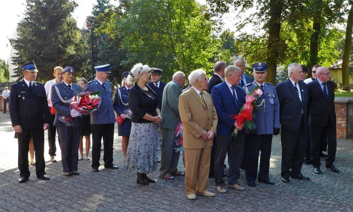 Kwiaty przy symbolicznej tablicy