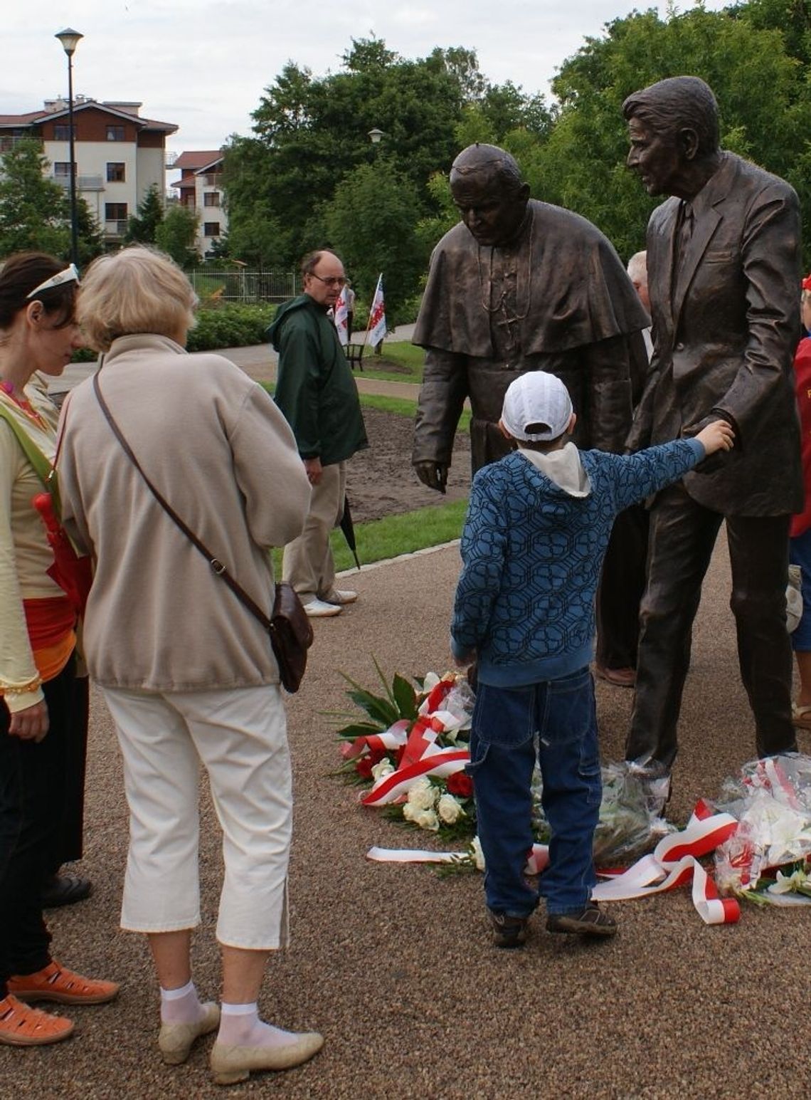 Kwiaty u stóp Jana Pawła II  - wdzięczni za pontyfikat, z wiarą w dobro 