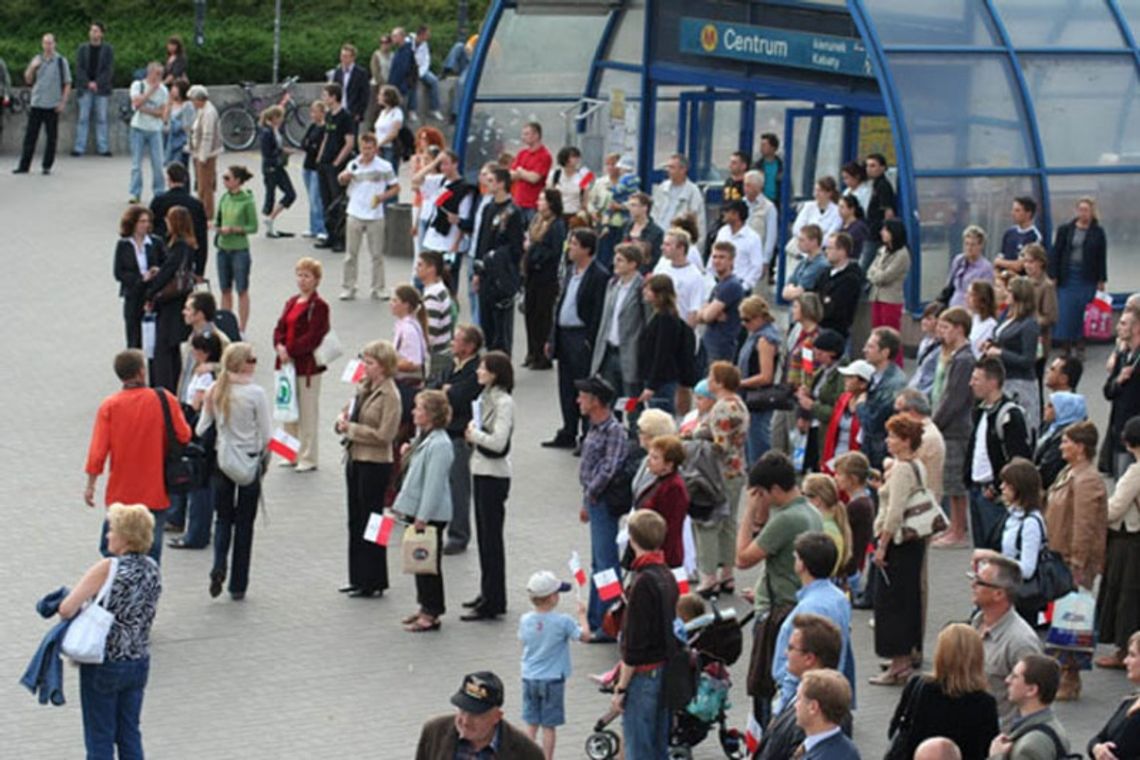 Łańcuch pamięci. 1 sierpnia, Godzina W - syreny alarmowe o 17 na minutę Łańcuch pamięci. 1 sierpnia, Godzina W - syreny alarmowe o 17 na minutę