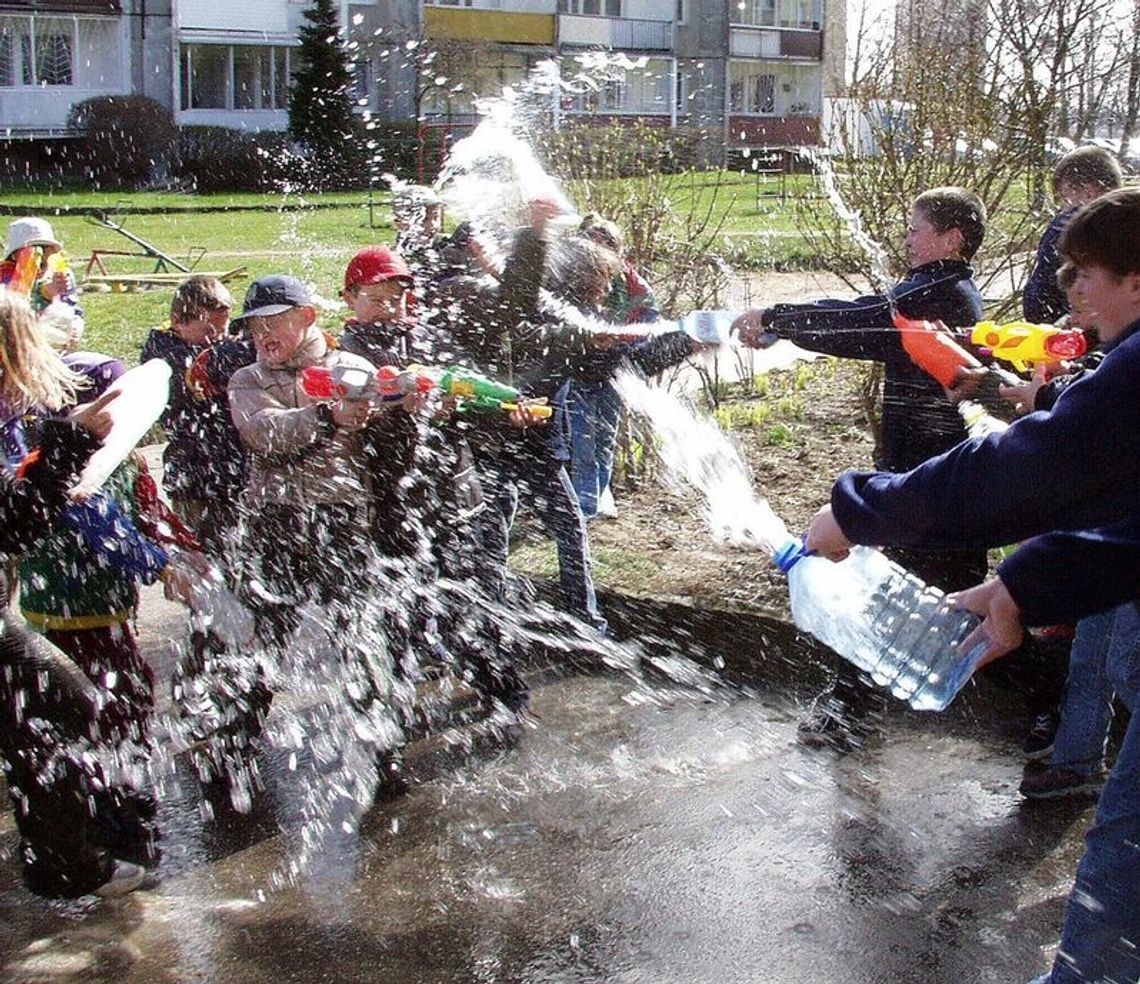 Lany Poniedziałek - dużo wody, smaganie rózgami - dla tradycji Lany Poniedziałek - dużo wody, smaganie rózgami - dla tradycji