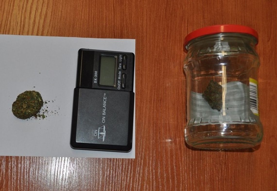 Łapówka dla policjanta a narkotyki w słoiku Łapówka dla policjanta a narkotyki w słoiku