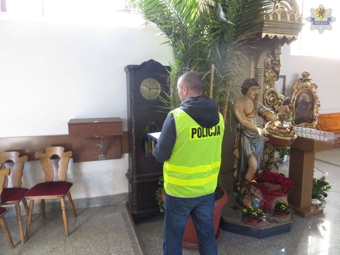 Laptop i pieniądze ze skrzynki skradzione z kościoła
