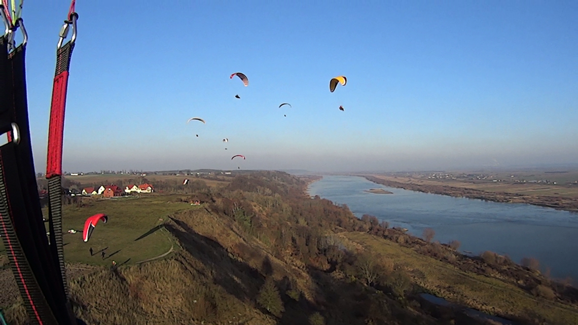 Latają tuż nad naszymi głowami... Latają tuż nad naszymi głowami...