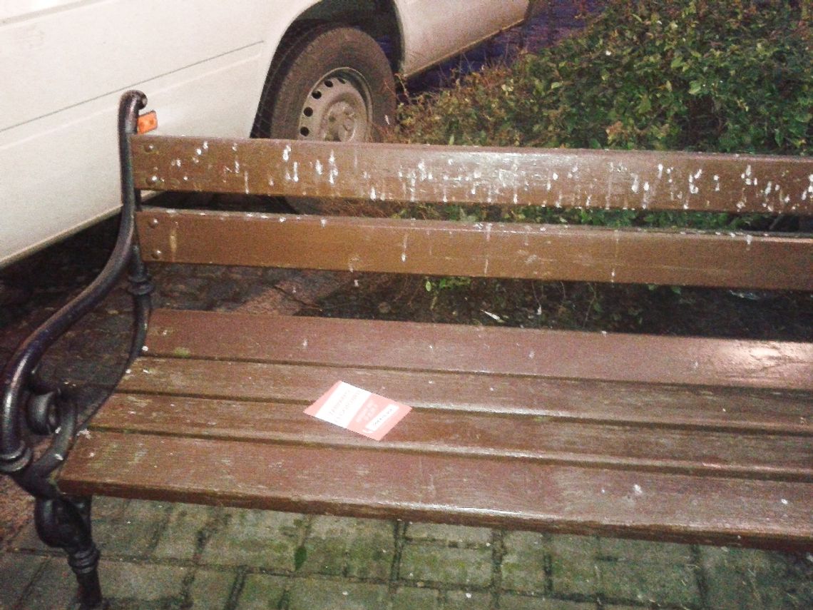 Ławki na pl. Hallera. Usiąść? Niektórzy wolą zrobić zdjęcie i interweniować Ławki na pl. Hallera. Usiąść? Niektórzy wolą zrobić zdjęcie i interweniować