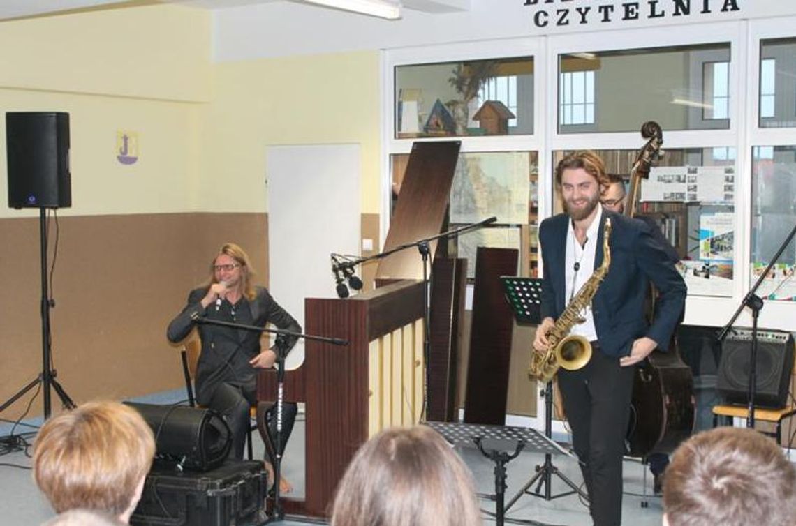 Leszek Możdżer trafił do aresztu w Starogardzie Gdańskim. Zagrał tam godzinny koncert dla osadzonych Leszek Możdżer trafił do aresztu w Starogardzie Gdańskim. Zagrał tam godzinny koncert dla osadzonych