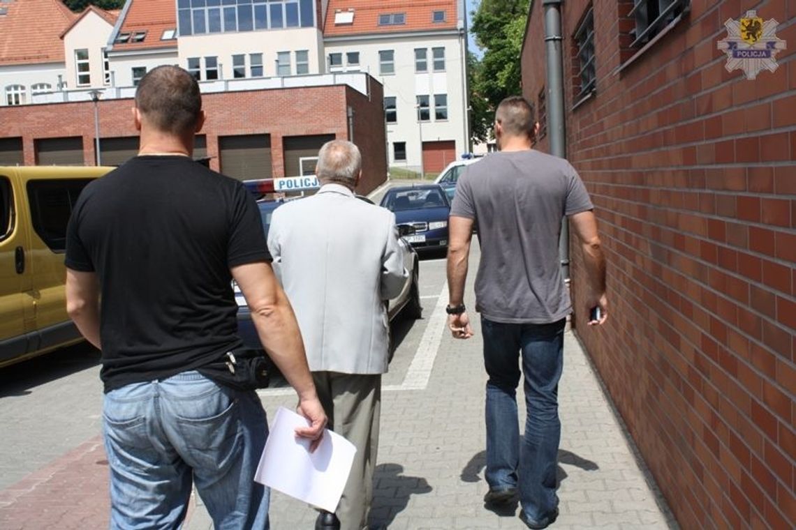 Lewy handel pod sopockim ratuszem