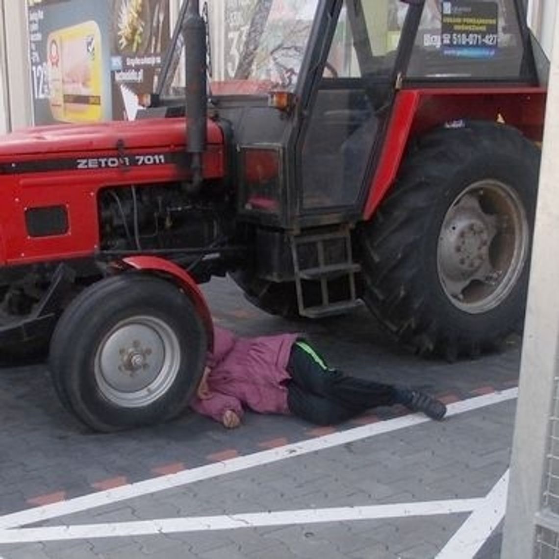Leżał na parkingu pod traktorem Leżał na parkingu pod traktorem