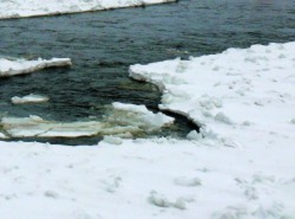 Lód załamał się pod wędkarzami. Rozpaczliwie wołali o pomoc Lód załamał się pod wędkarzami. Rozpaczliwie wołali o pomoc