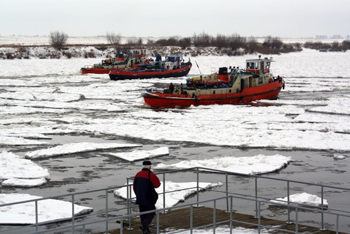 Lodołamacze w akcji – kruszyły lód Wisły Lodołamacze w akcji – kruszyły lód Wisły