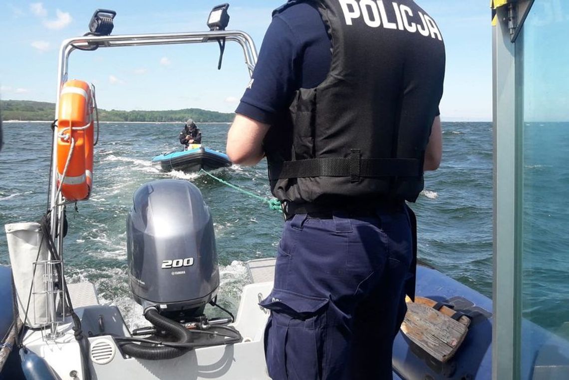 Łódź z 4 osobami bez kamizelek ratunkowych dryfowała po Zatoce Gdańskiej. Musiała pomóc Policja wodna