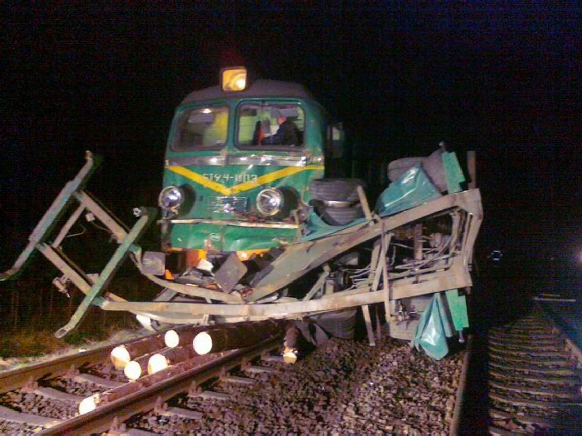 Lokomotywa uderzyła w ciężarówkę