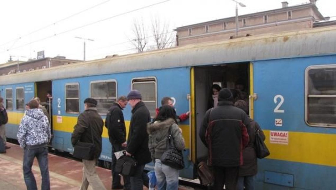 Luźniej w pociągach nie będzie. Zdaniem przewoźnika, to młodzież tworzy sztuczny tłok  