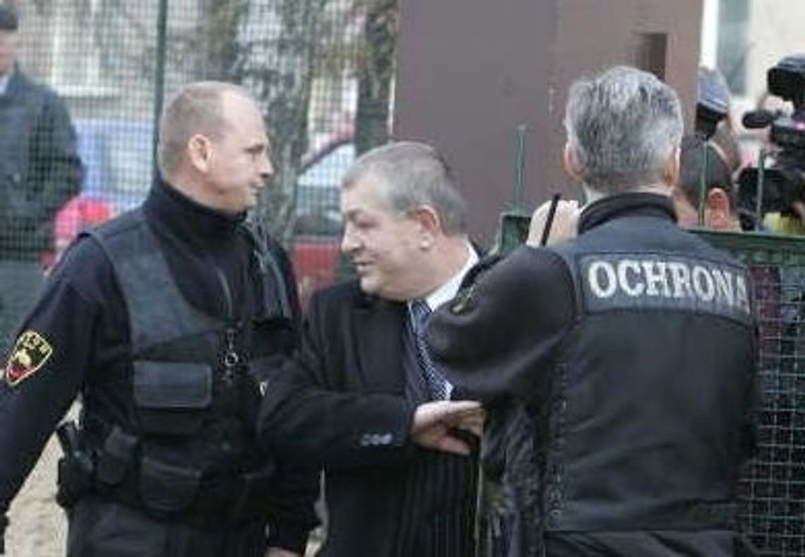 Łyżwiński z policjantami "posiedział" w windzie 50 min.